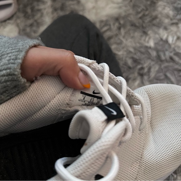 Nike Roche - Picture 5 of 5